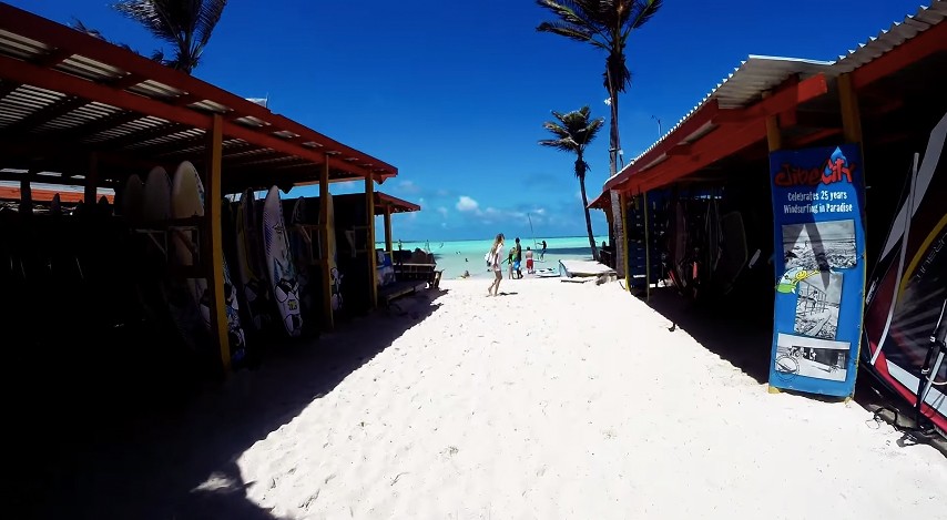 Young people adventure to Bonaire and go scuba diving !