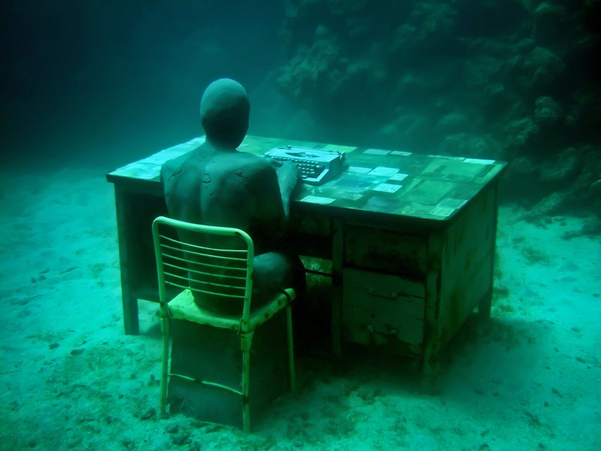 the-lost-correspondent-01-jason-decaires-taylor-sculpture